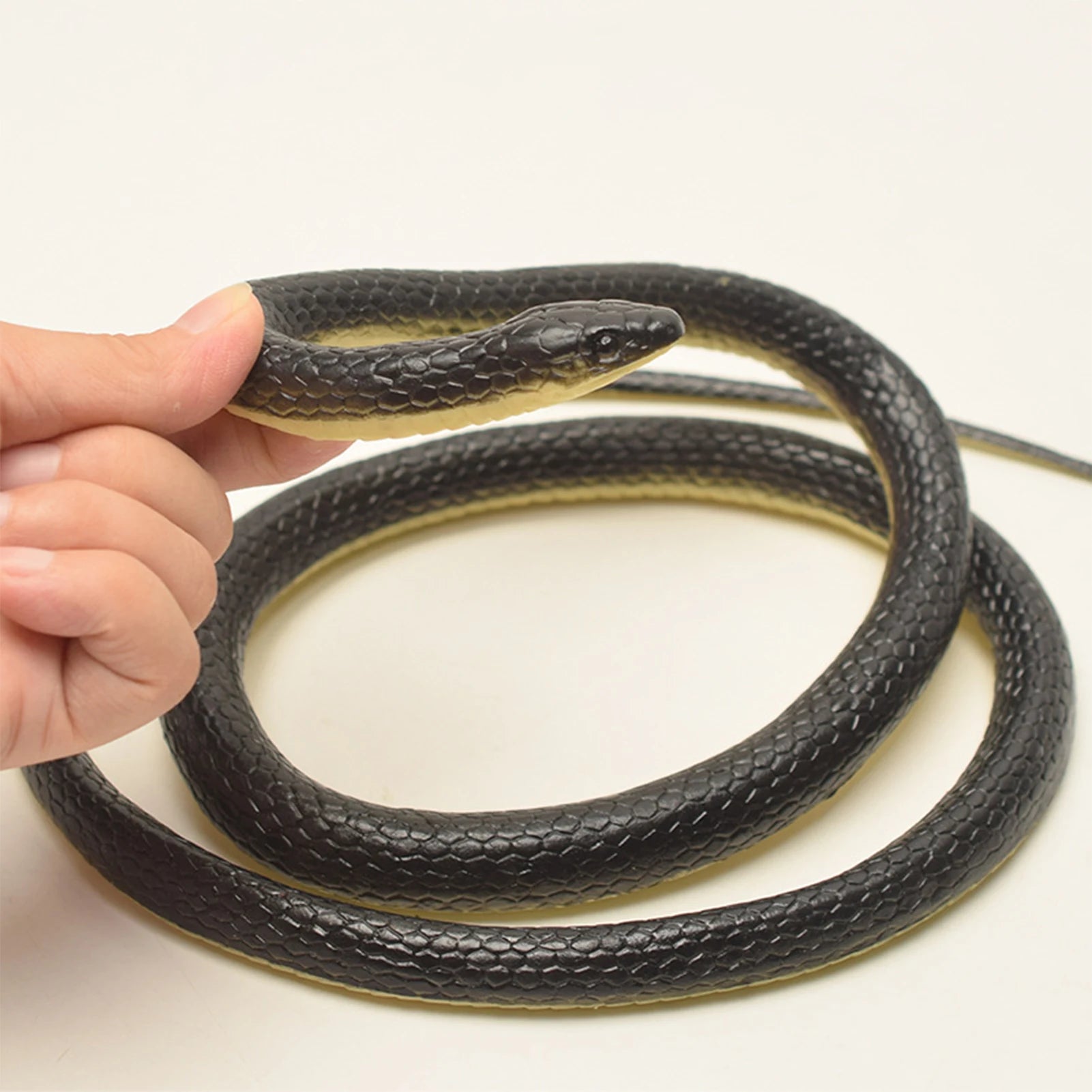 1.2M Realistic Fake Snake Prank Toy Scary Black Back Yellow Belly Halloween Party Decoration Prank Gifts